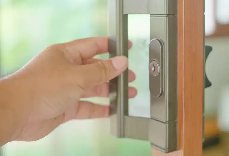 Serrure commerciale usée sur une porte de commerce.