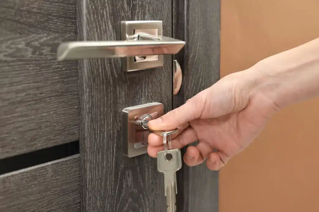 Système de sécurité intégrée protégeant une maison.