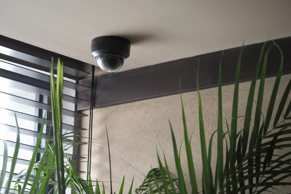 Renforcez la protection de votre maison lorsqu’elle est inoccupée grâce à une solution de sécurité intégrée.