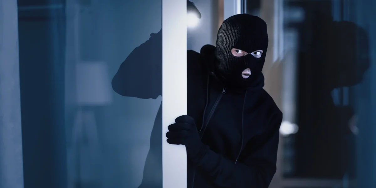 Protégez votre propriété grâce à une alarme anti-intrusion fiable et efficace.